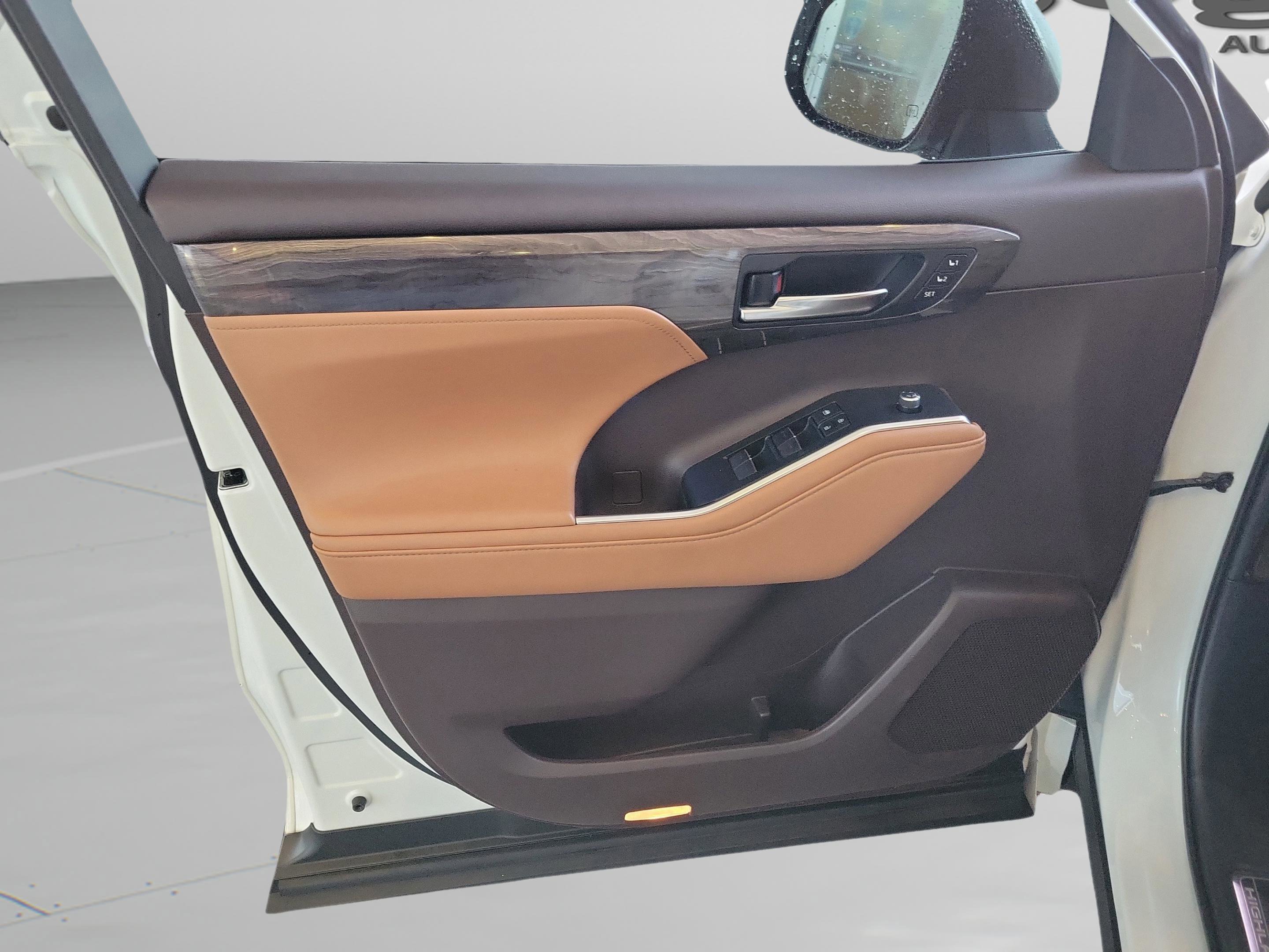 Used 2020 Toyota Highlander Platinum image 12