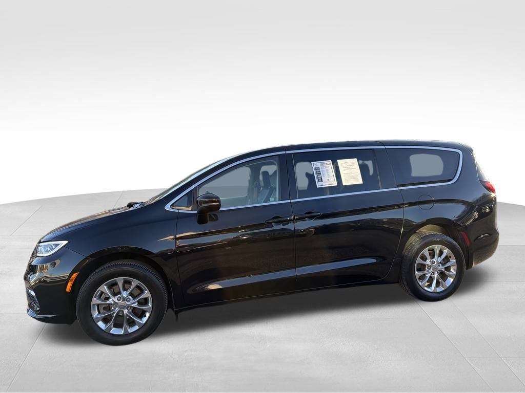 Used 2023 Chrysler Pacifica Touring-L image 7