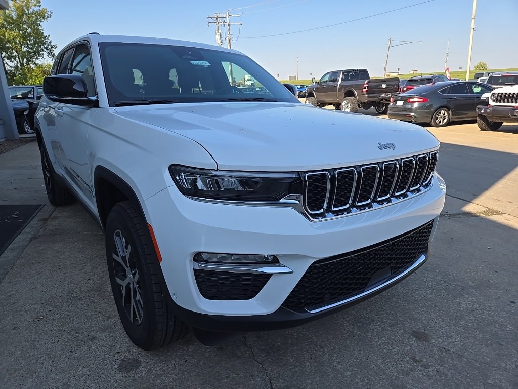 New 2025 Jeep Grand Cherokee Limited w/ Luxury Tech Group II image 13