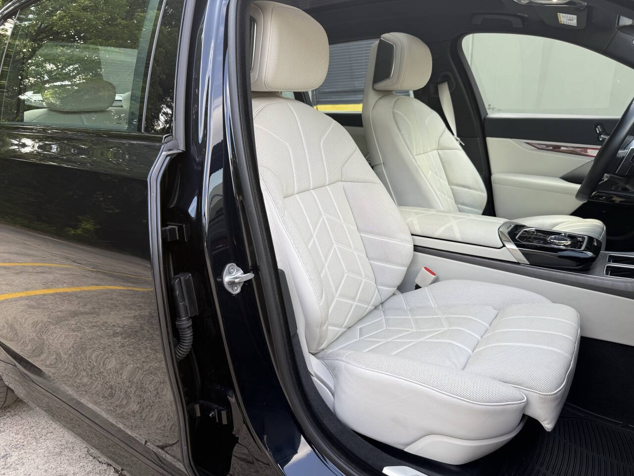 Used 2023 BMW 760i xDrive AWD/4WD image 15