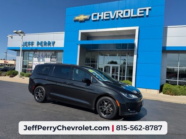Used 2018 Chrysler Pacifica Touring-L w/ Premium Audio Group