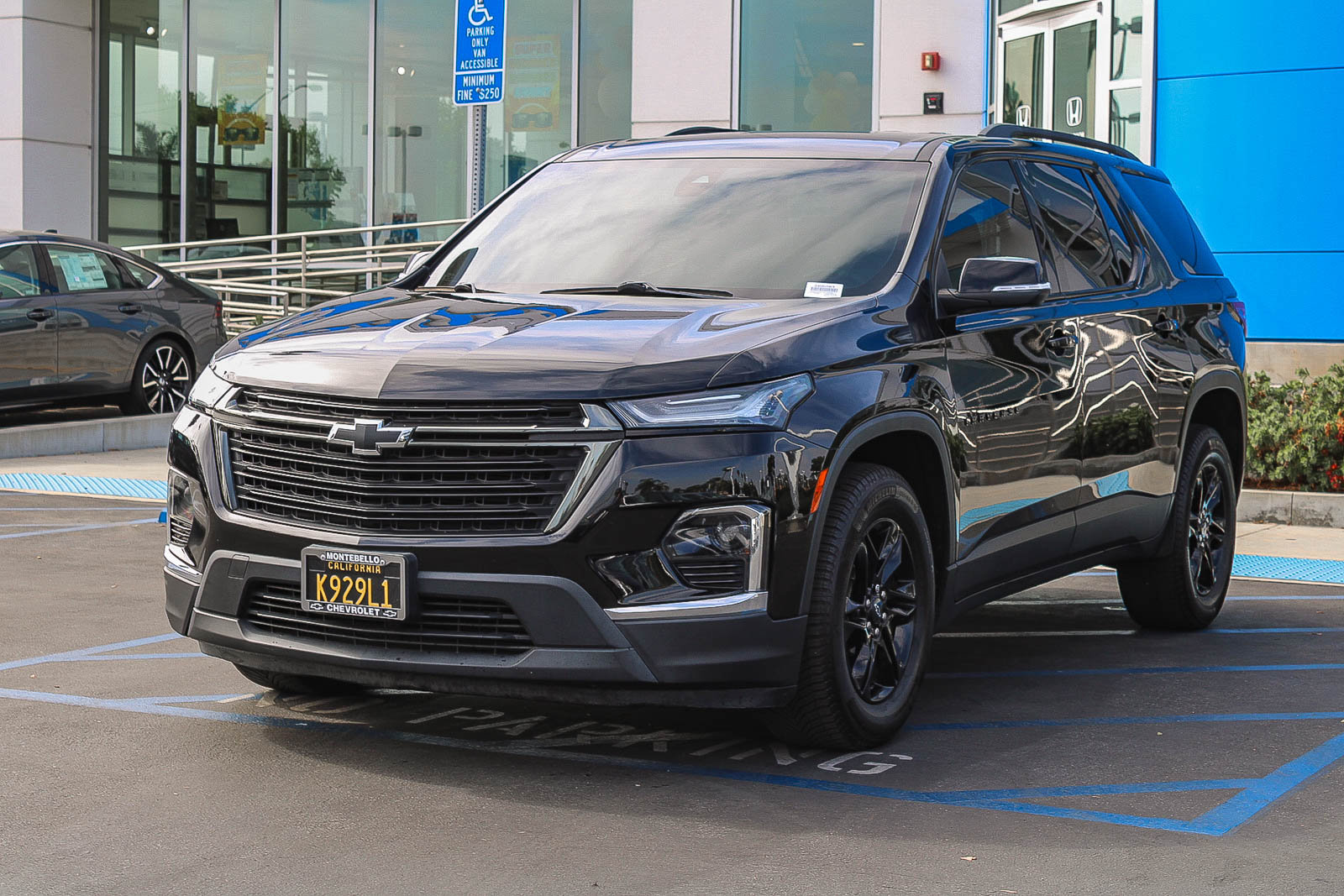 Used 2022 Chevrolet Traverse LT FWD image 3