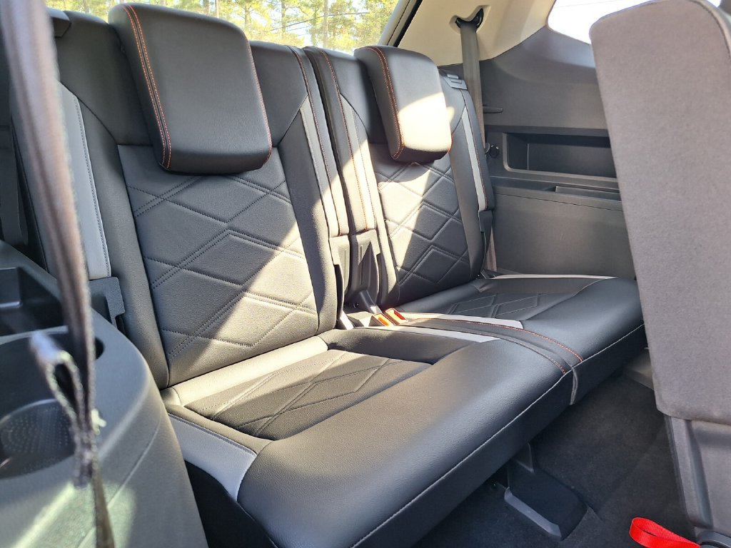 Used 2025 Volkswagen Atlas Peak Edition SE AWD/4WD image 29