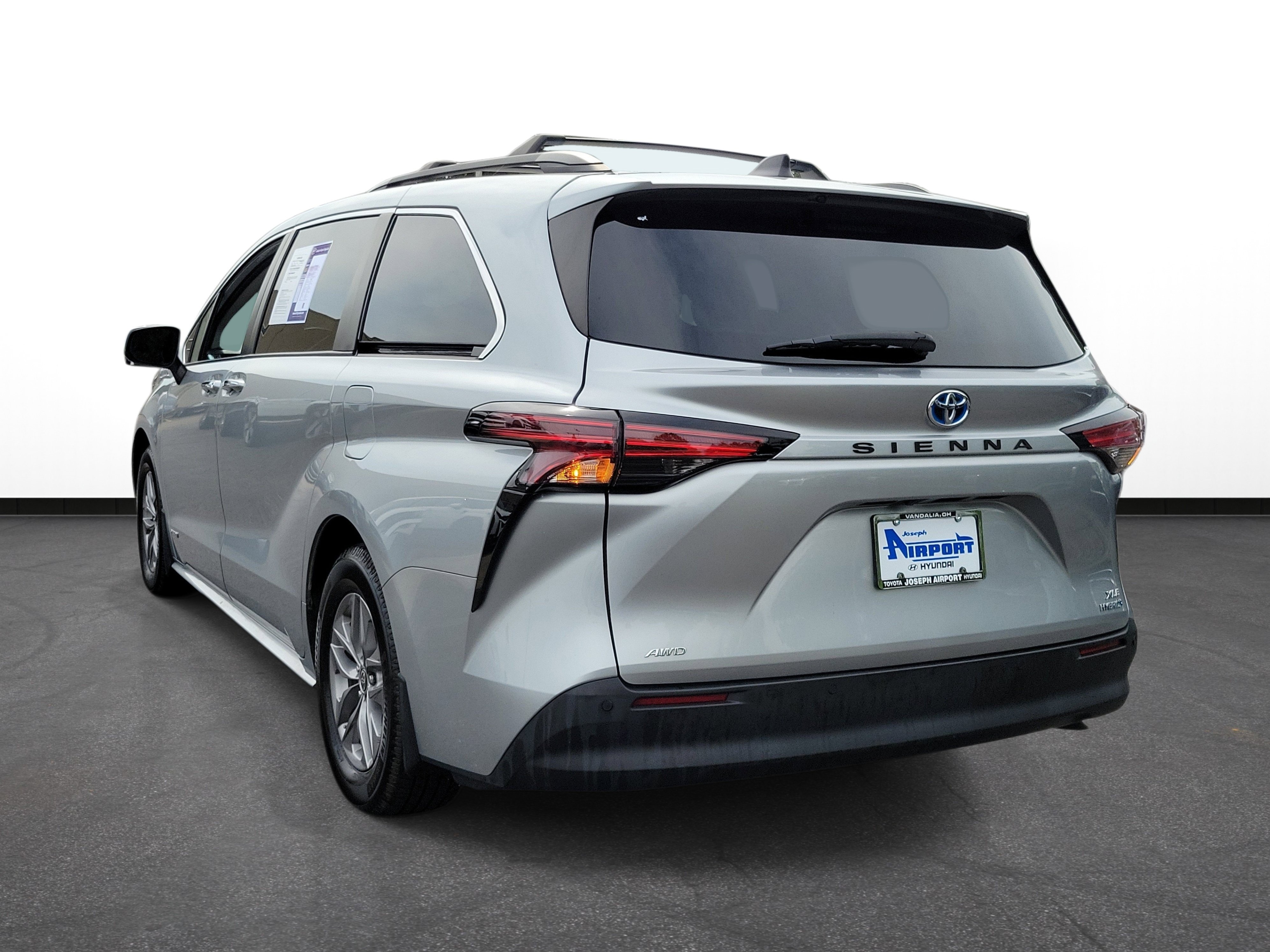 Used 2021 Toyota Sienna XLE w/ XLE Plus Package AWD/4WD image 3