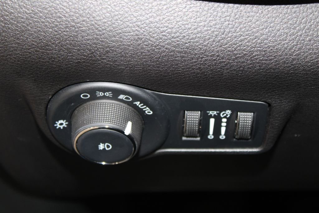 Used 2025 Jeep Compass Trailhawk image 23