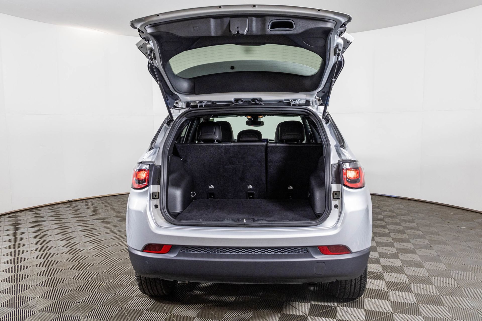 Used 2025 Jeep Compass Latitude w/ Altitude Special Edition image 35