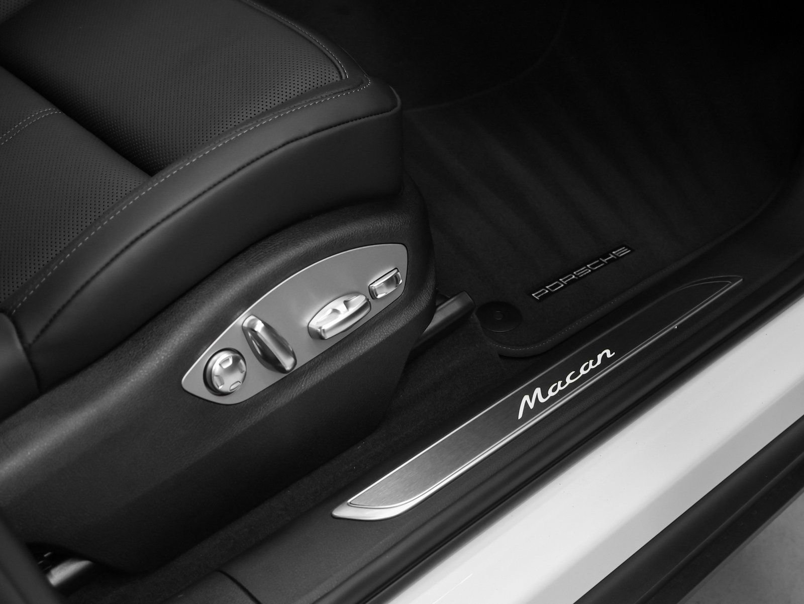 Certified 2026 Porsche Macan image 21