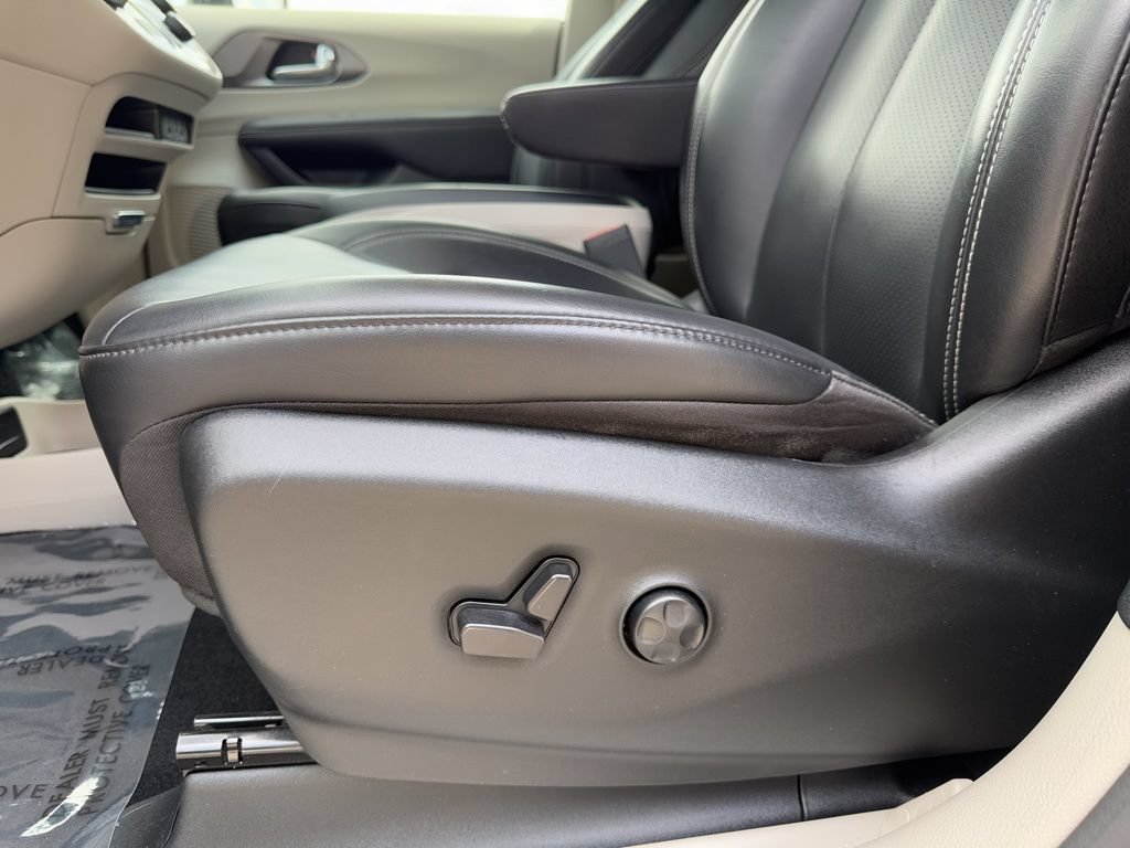 Used 2023 Chrysler Pacifica Touring-L FWD image 24