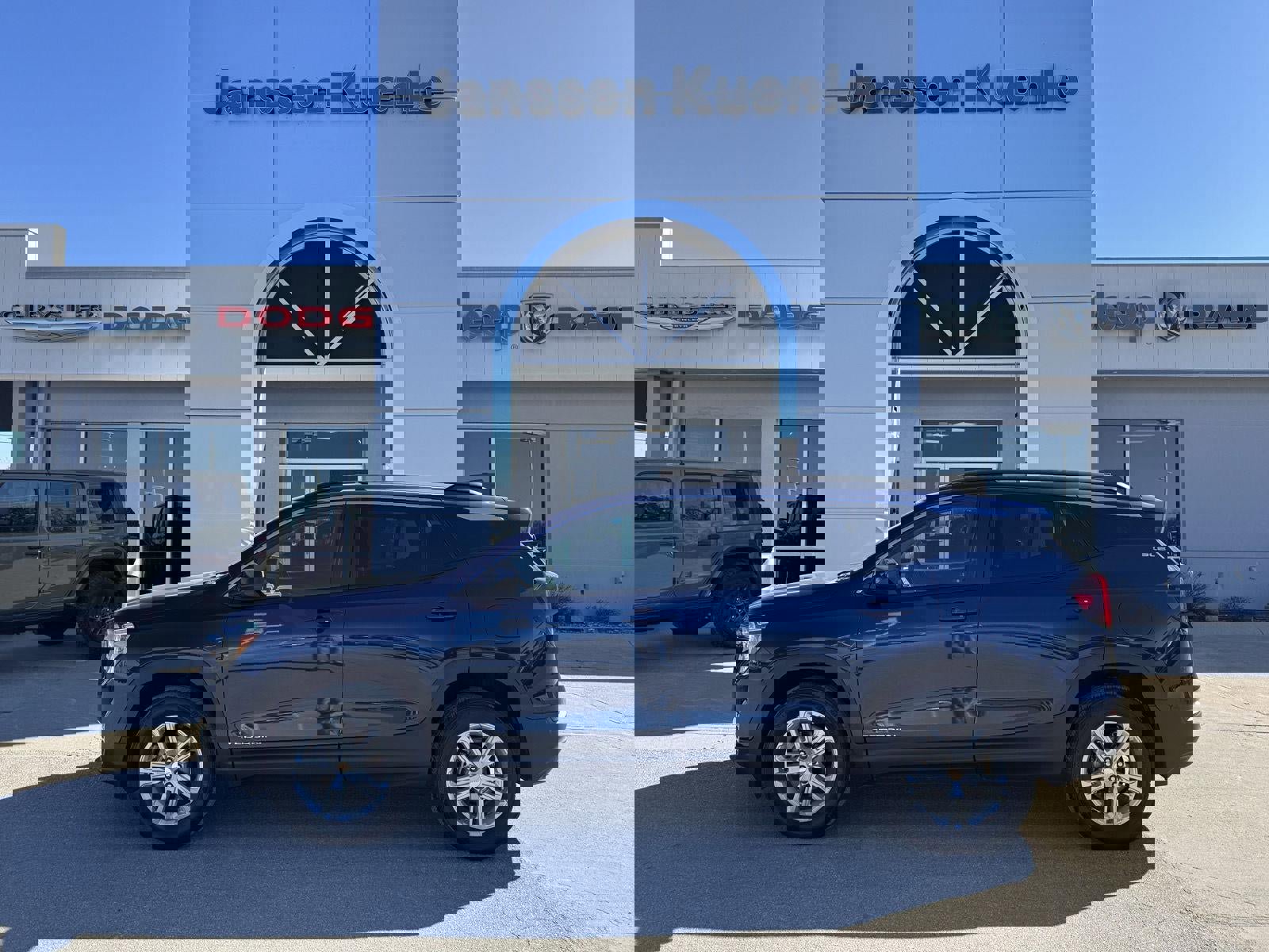 Used 2023 GMC Terrain SLE w/ Driver Convenience Package image 1