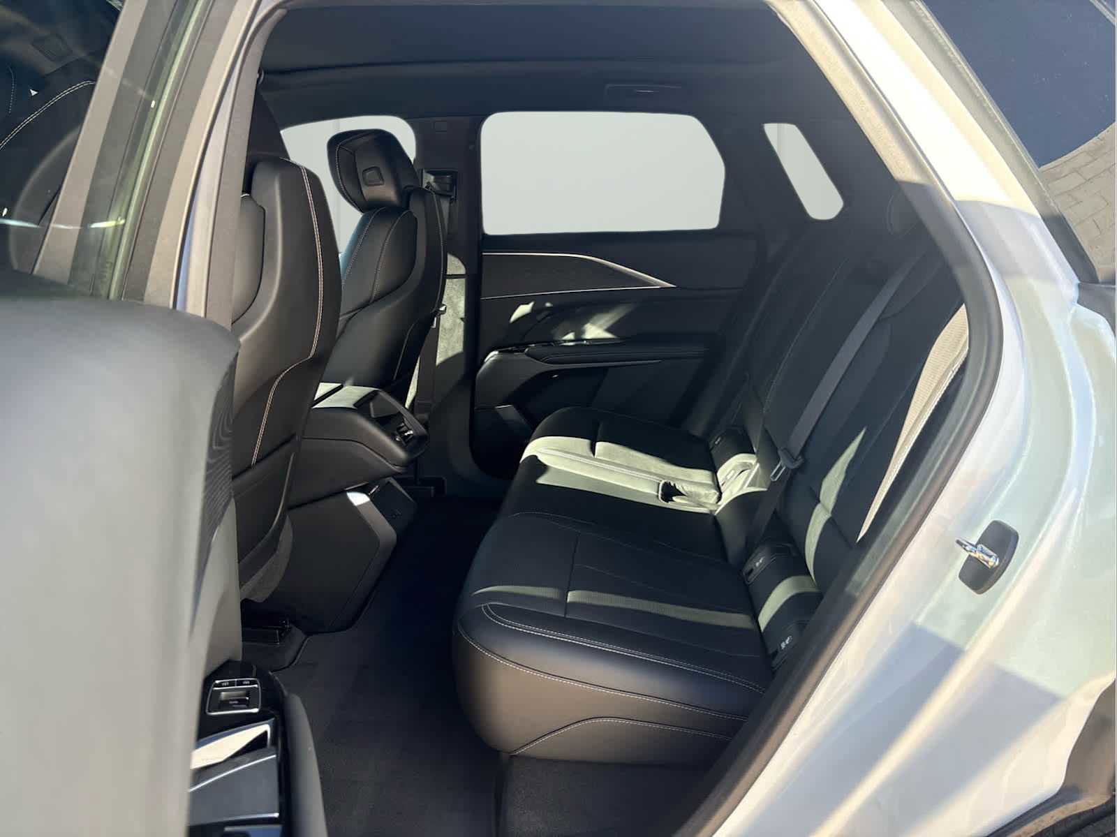 Used 2024 Cadillac Lyriq Luxury image 12