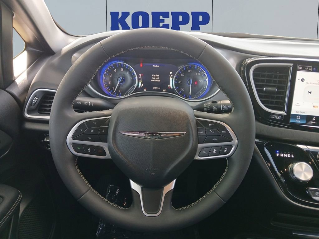 Used 2025 Chrysler Pacifica Select FWD image 13