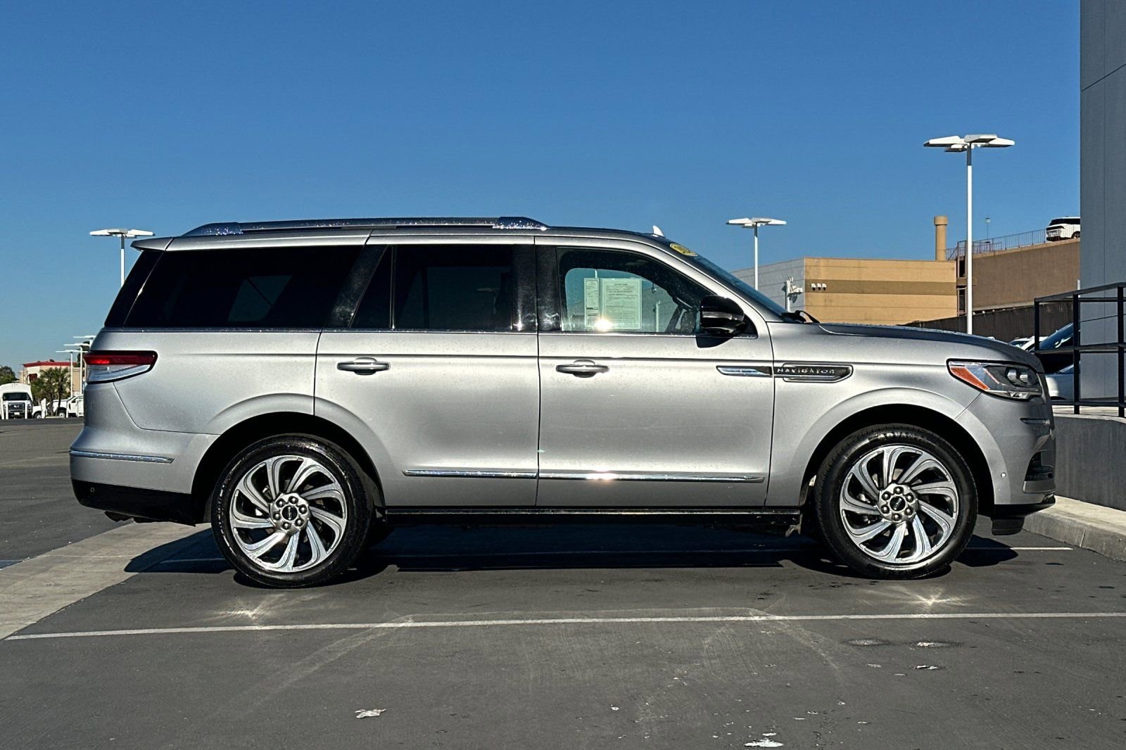 Used 2024 Lincoln Navigator Premiere image 2