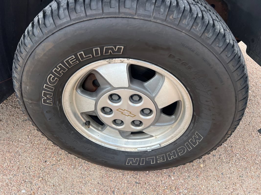 Used 2001 Chevrolet Tahoe LT w/ LT Preferred Equipment Group AWD/4WD image 9