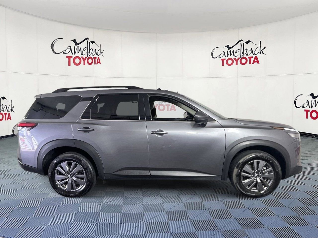 Used 2025 Nissan Pathfinder SV image 8