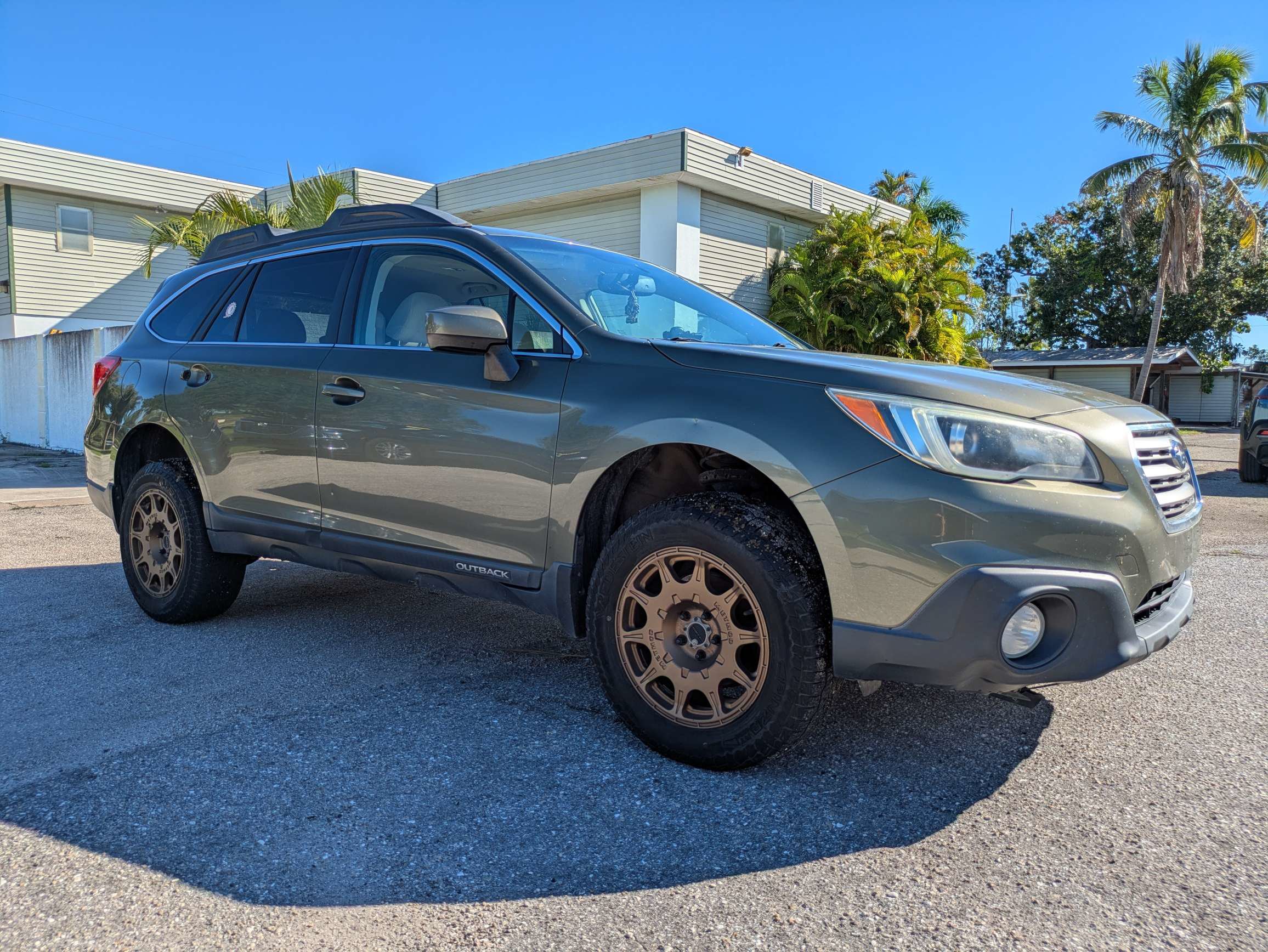 Used 2015 Subaru Outback 2.5i Premium AWD/4WD image 2