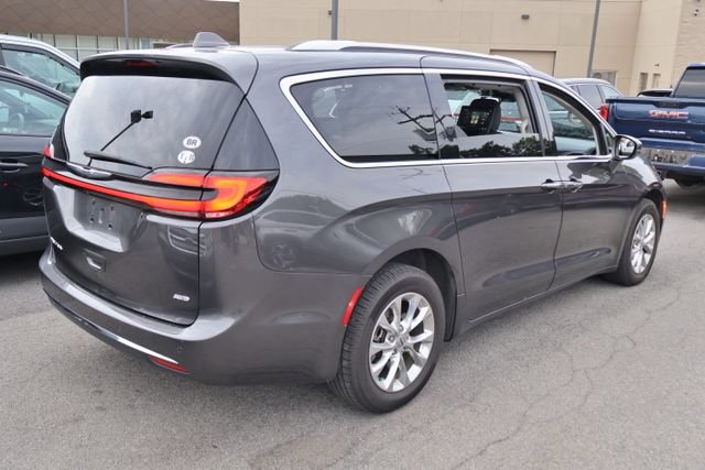 Used 2021 Chrysler Pacifica Touring-L w/ Uconnect Theater Family Group AWD/4WD image 4