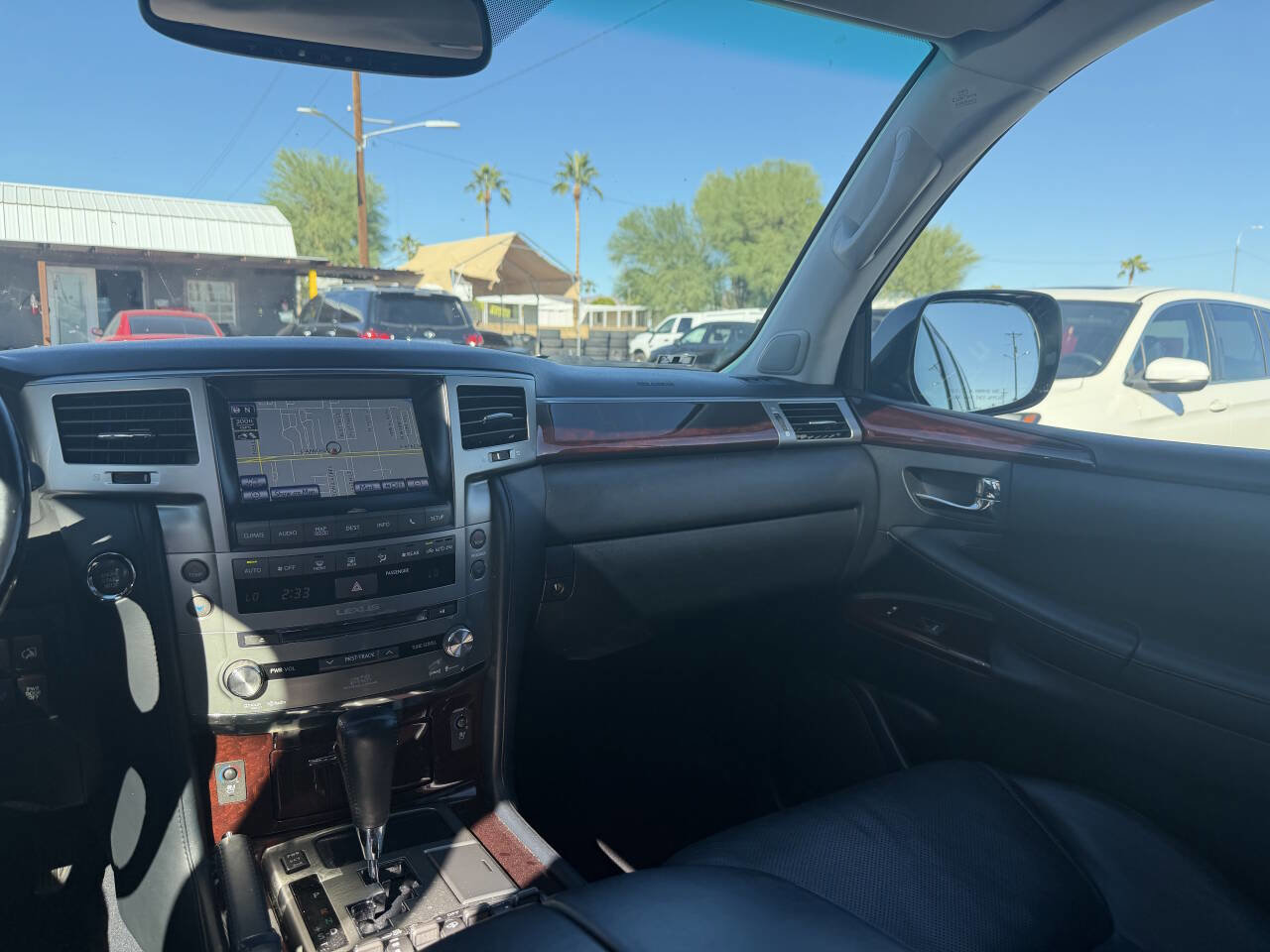 Used 2015 Lexus LX 570 4WD w/ Luxury Package image 17