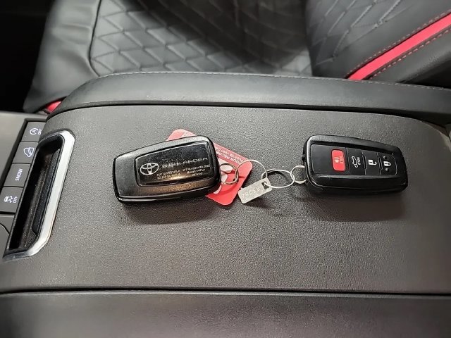 Used 2022 Toyota Highlander XLE AWD/4WD image 13