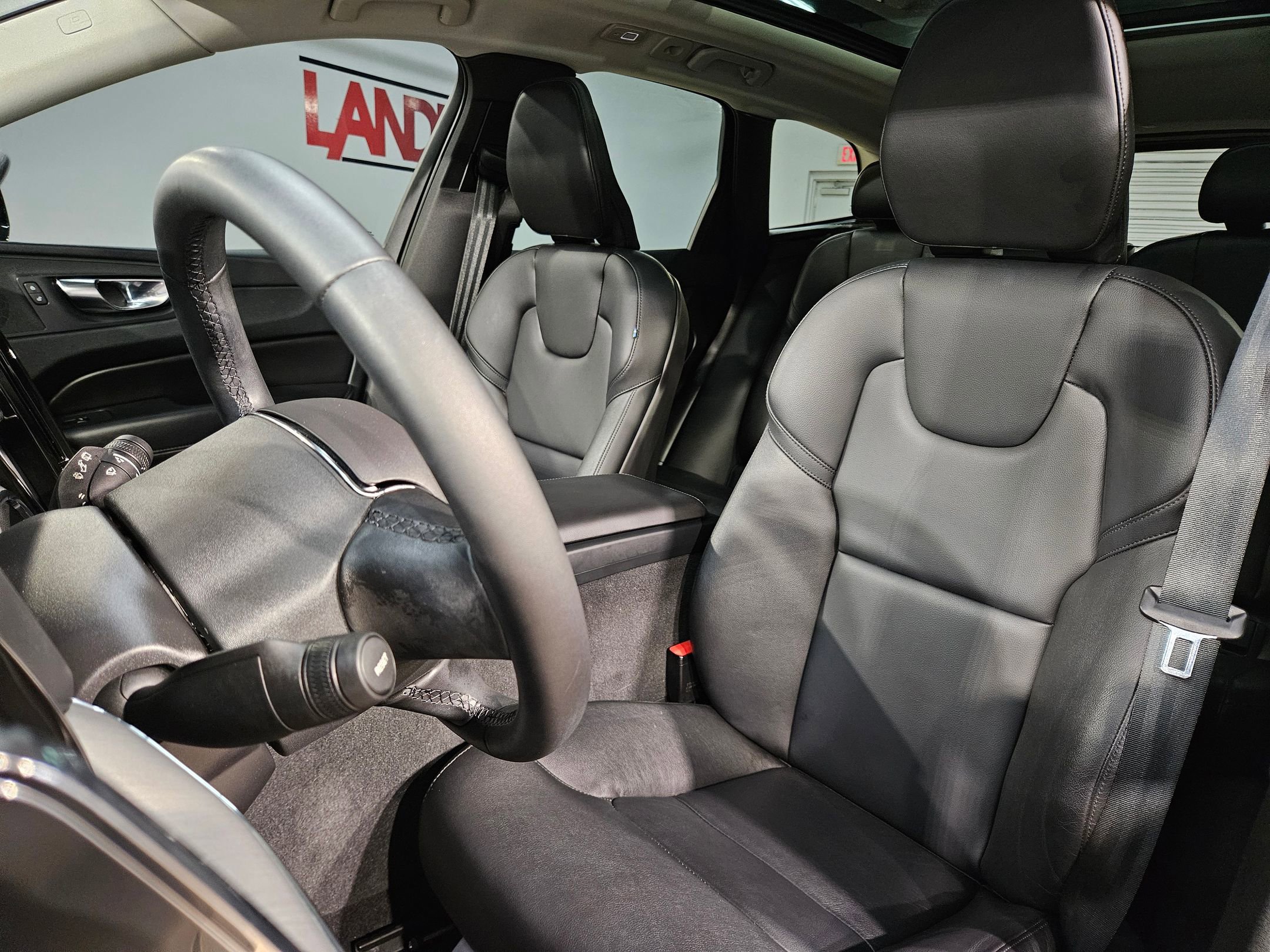 Used 2023 Volvo XC60 B5 Core image 24