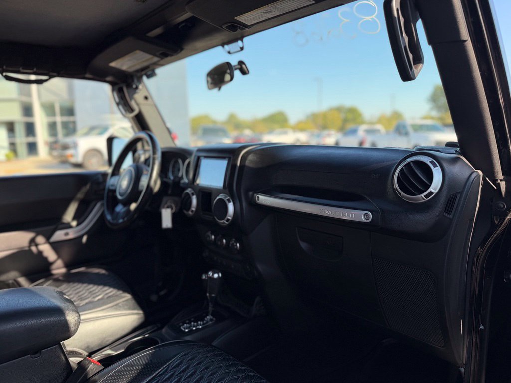 Used 2015 Jeep Wrangler Rubicon w/ Connectivity Group AWD/4WD image 9