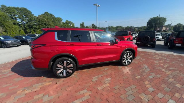 Used 2025 Mitsubishi Outlander SE FWD image 3