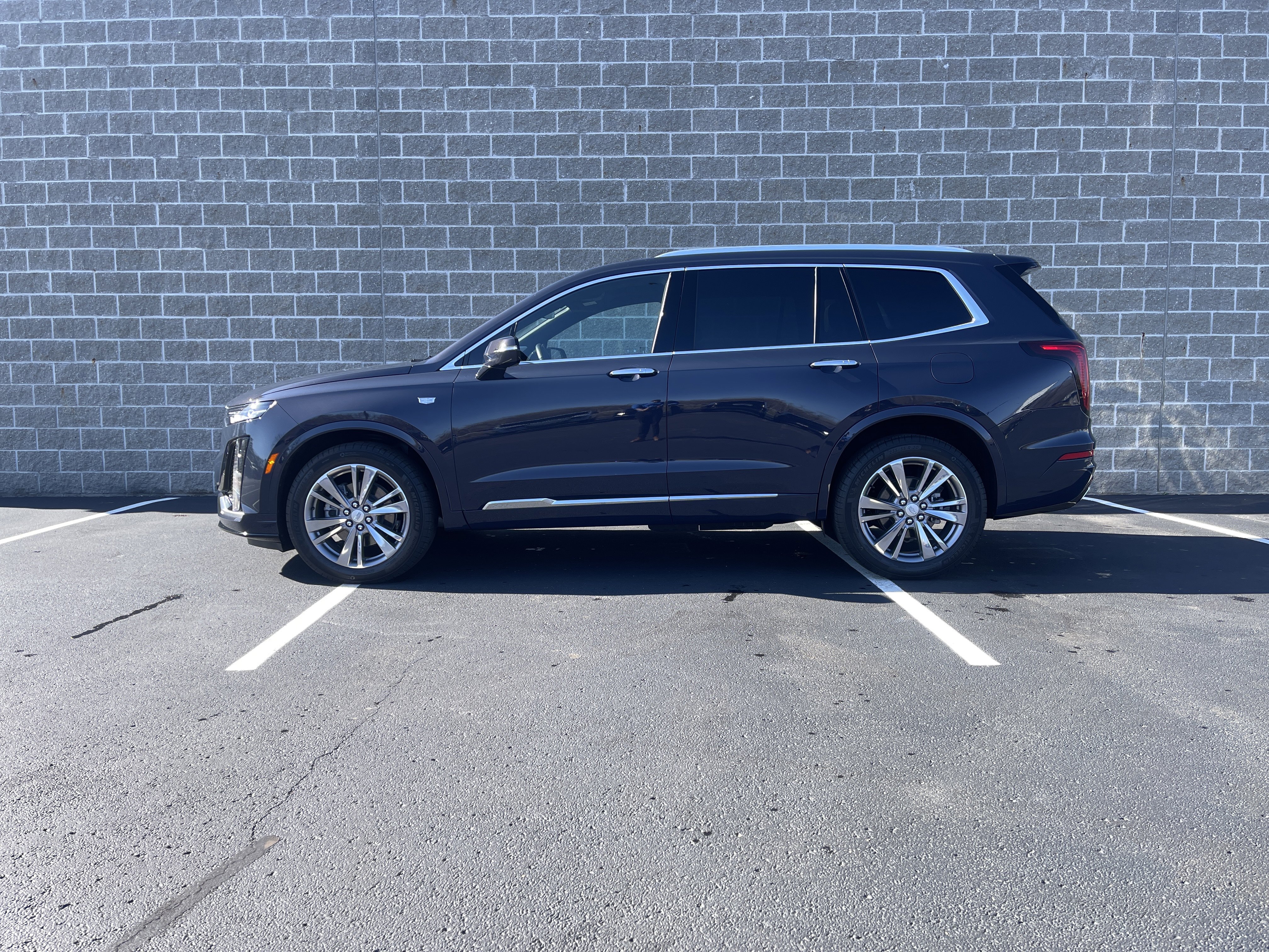 Certified 2025 Cadillac XT6 Premium Luxury image 2