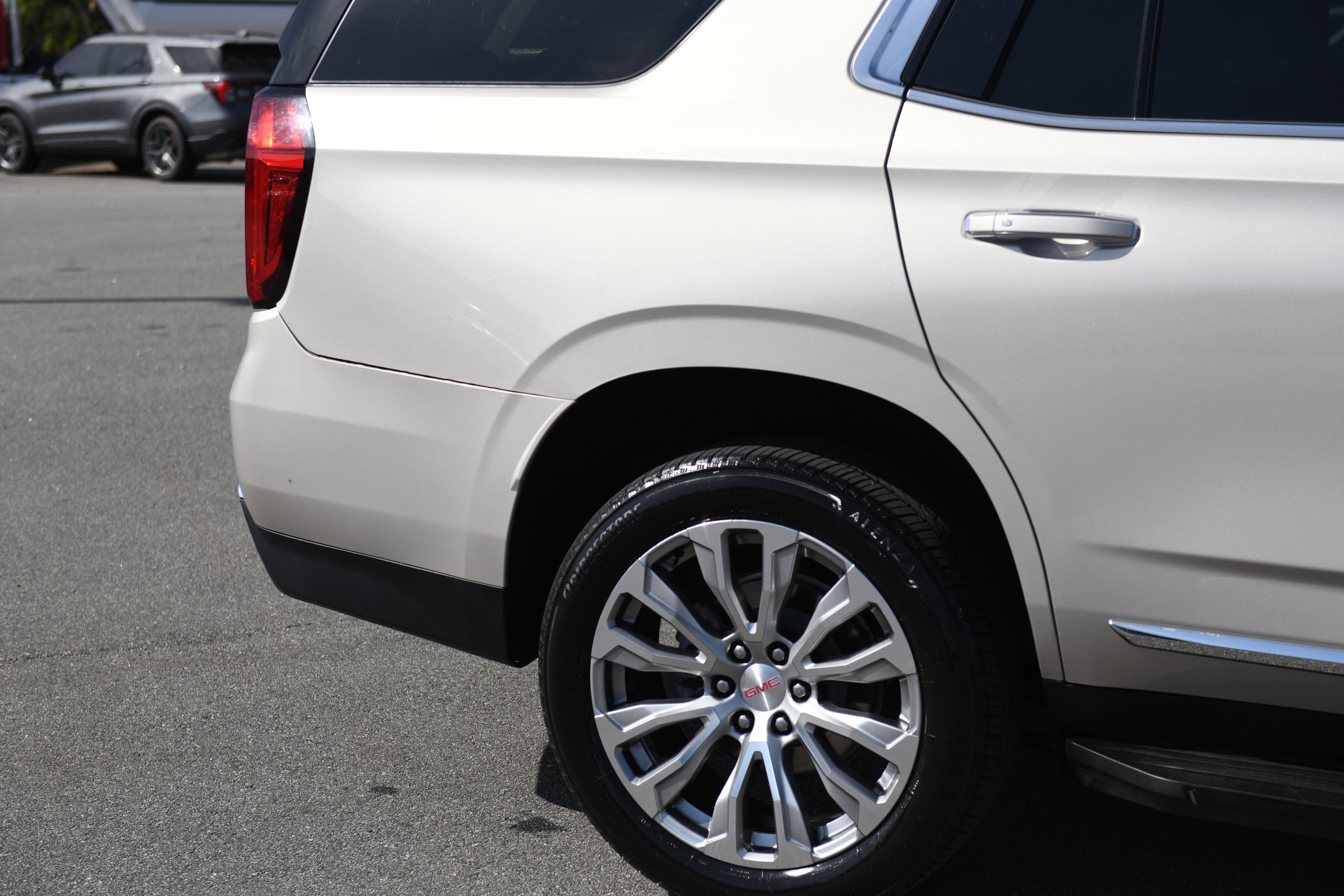 Used 2021 GMC Yukon SLT w/ SLT Luxury Plus Package image 4