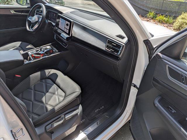 Certified 2025 Volkswagen Atlas Cross Sport SE w/ Panoramic Sunroof Package AWD/4WD image 11