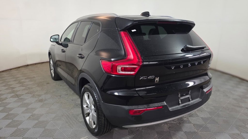 Used 2021 Volvo XC40 T5 Momentum w/ Climate Package image 4