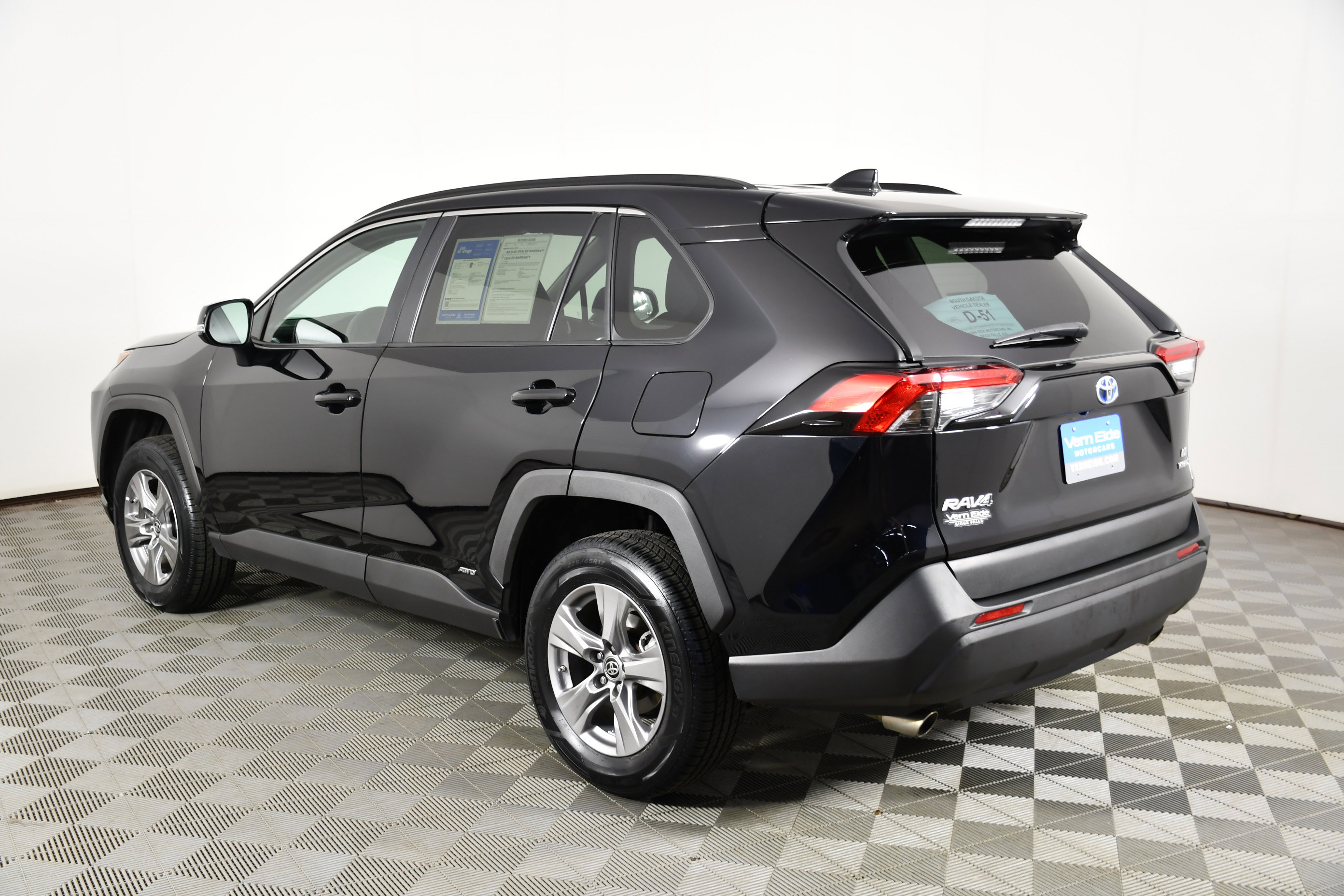 Used 2024 Toyota RAV4 LE AWD/4WD image 8