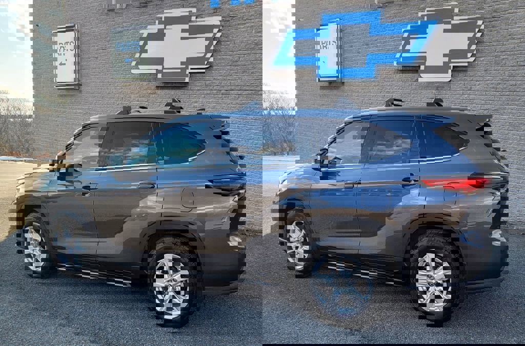 Used 2022 Toyota Highlander LE image 4