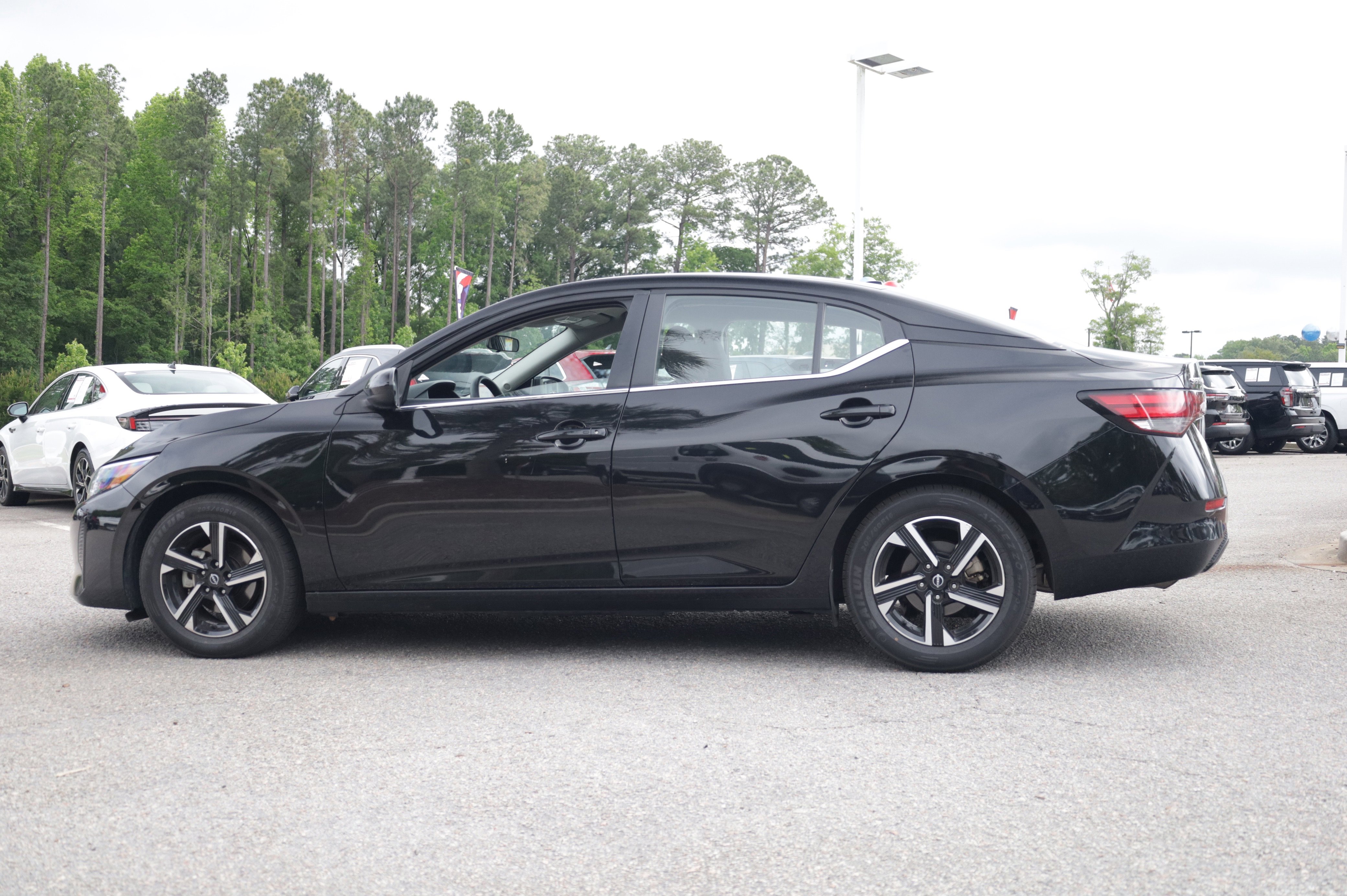 Used 2024 Nissan Sentra SV FWD image 2