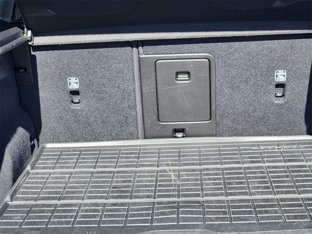 Used 2023 Volvo XC40 B5 Ultimate image 20