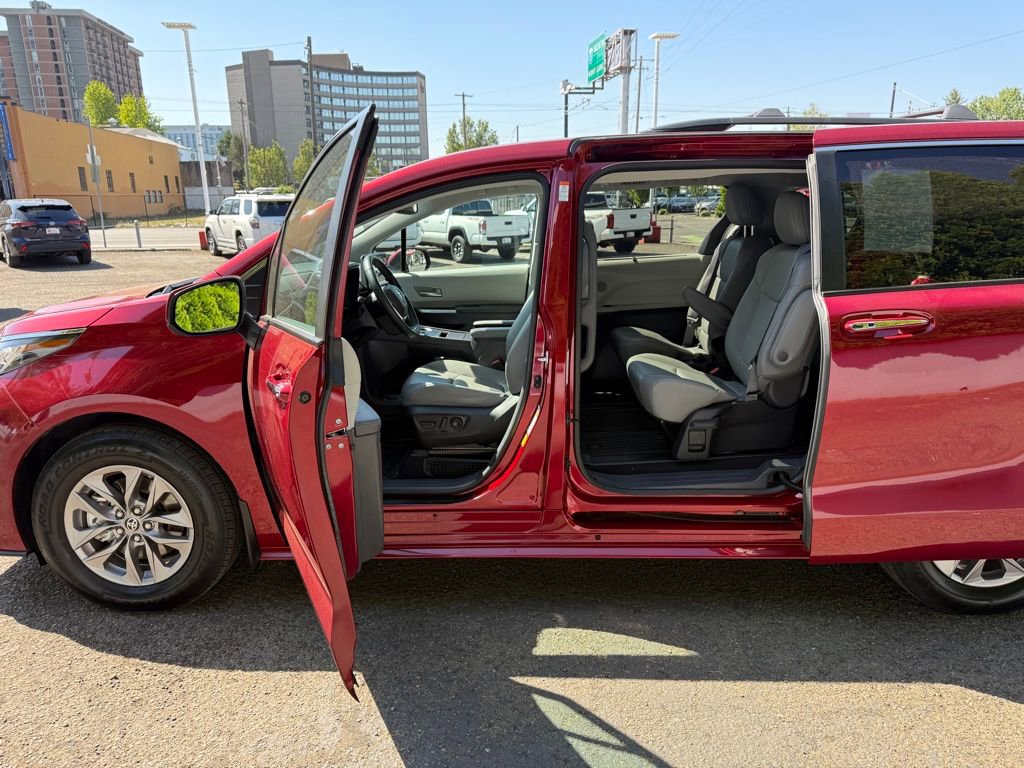 Certified 2023 Toyota Sienna XLE AWD/4WD image 21