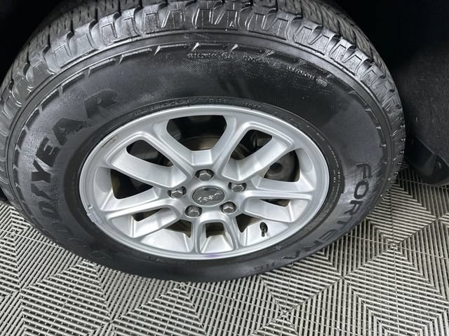Used 2018 Jeep Grand Cherokee Laredo AWD/4WD image 31