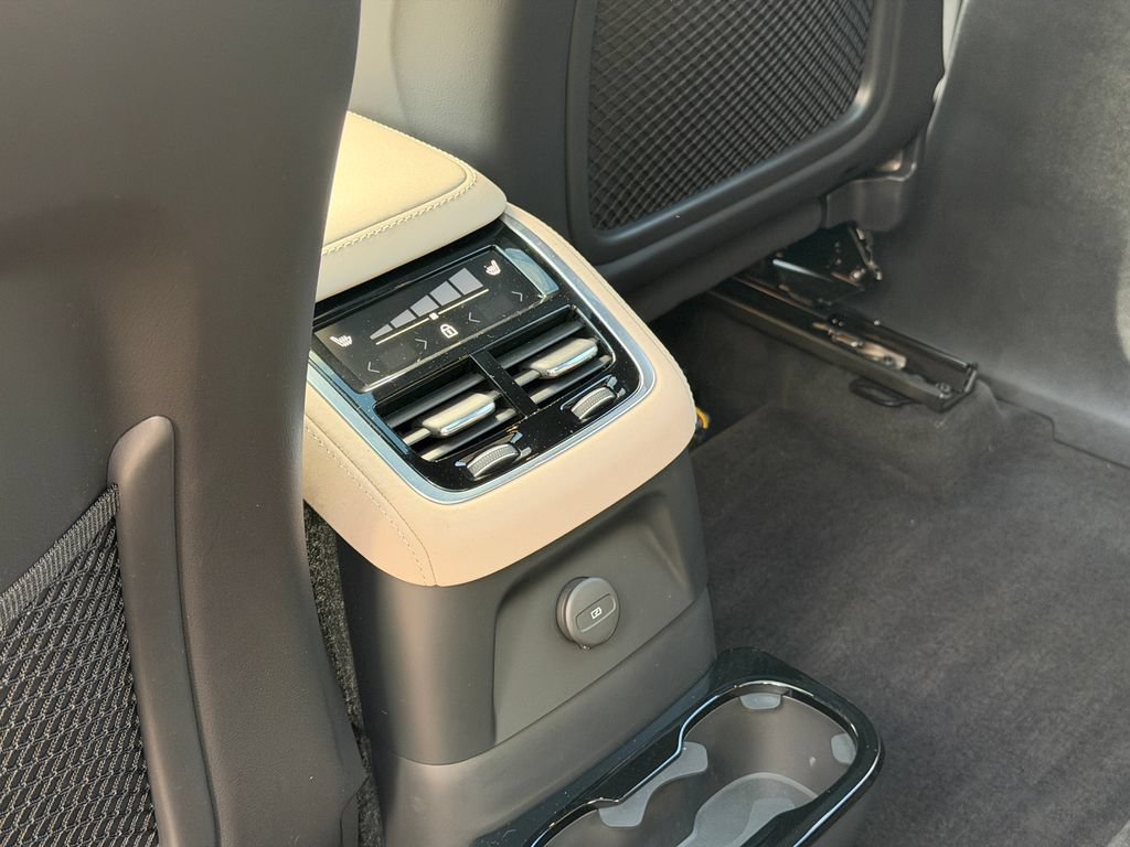 Certified 2025 Volvo XC90 T8 Plus w/ Protection Package Premier AWD/4WD image 24