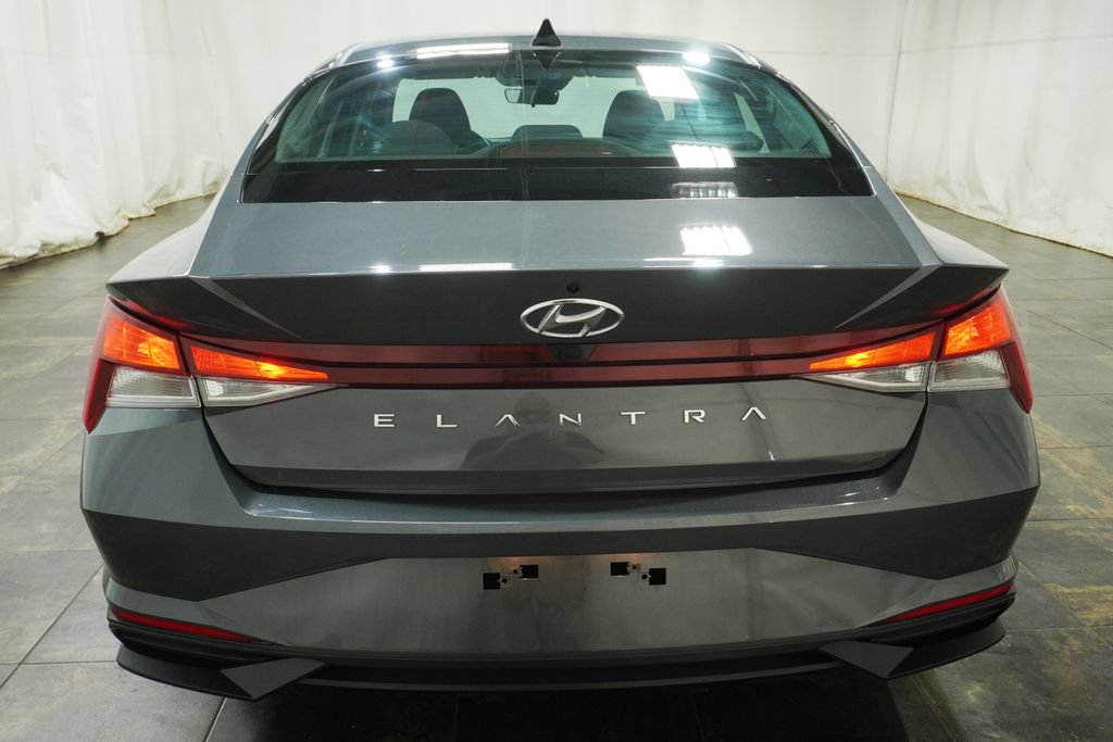 Used 2023 Hyundai Elantra SEL w/ Preferred Accessory Package FWD image 5