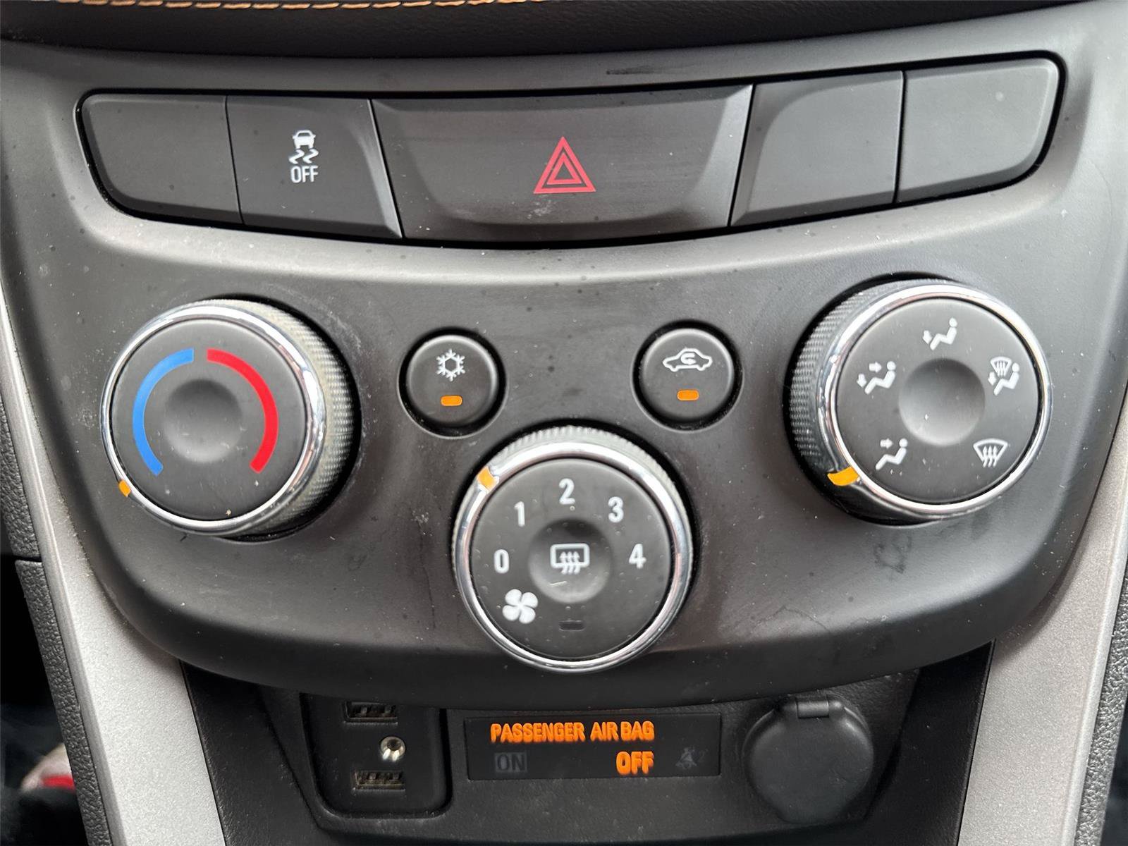Used 2020 Chevrolet Trax LT w/ LT Convenience Package FWD image 21