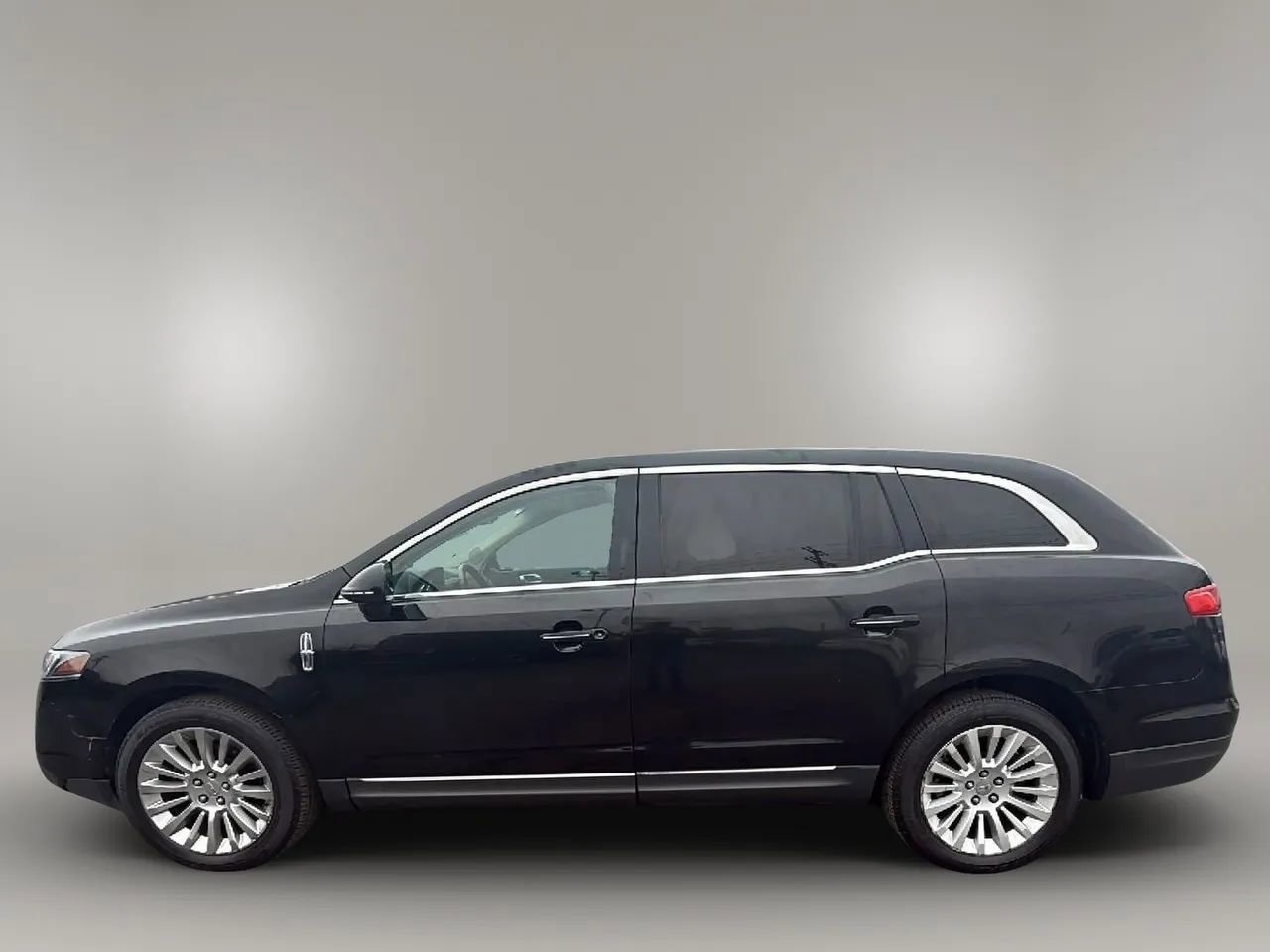 Used 2010 Lincoln MKT AWD image 2