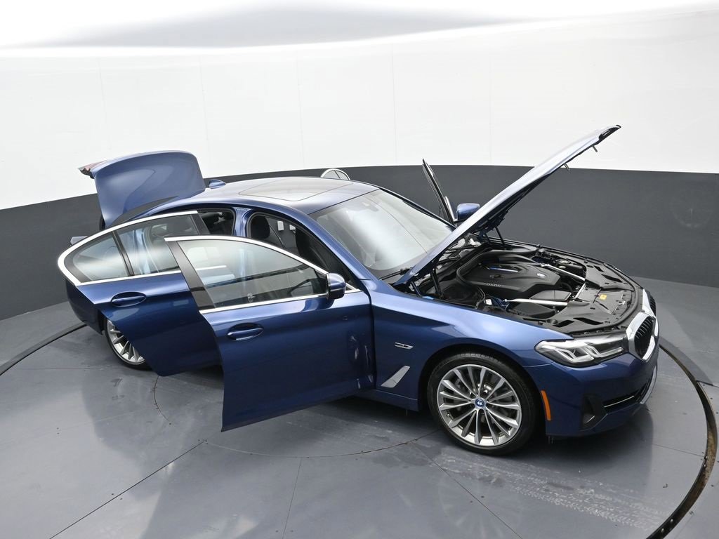 Used 2023 BMW 530e xDrive w/ Premium Package image 38