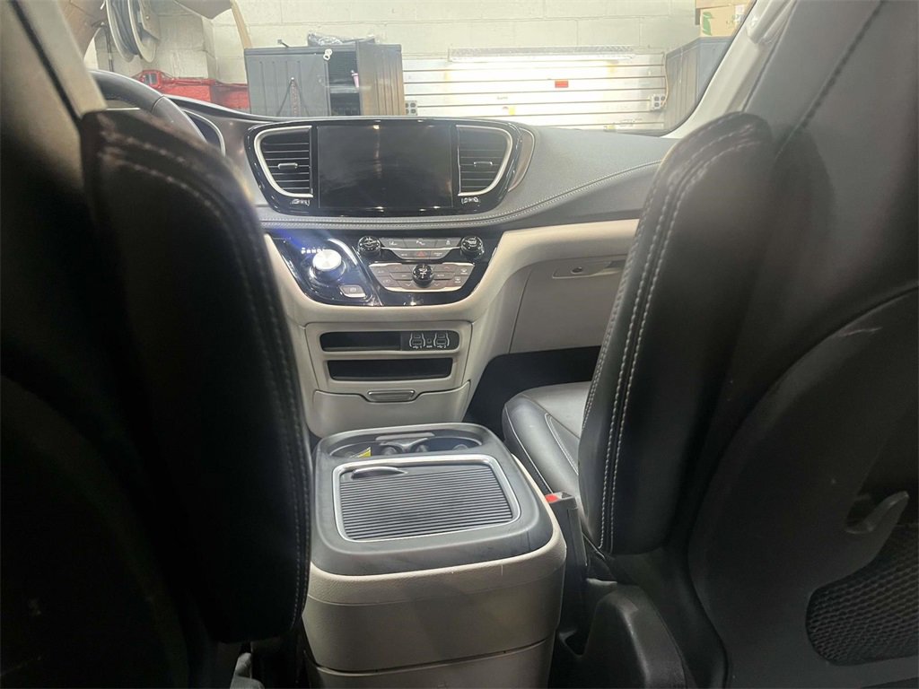 Used 2024 Chrysler Pacifica Select image 12