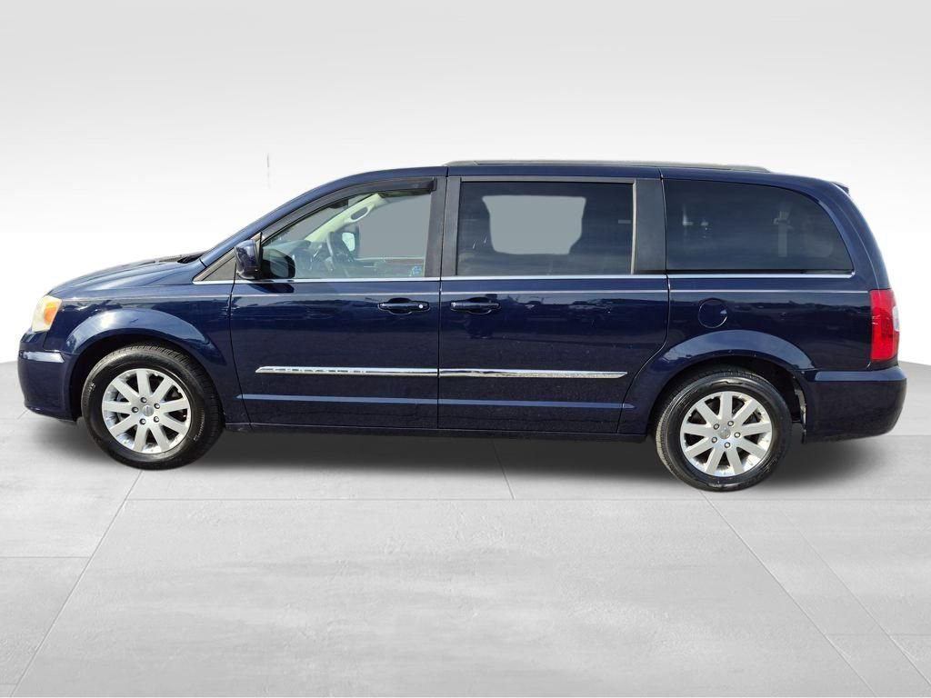 Used 2013 Chrysler Town & Country Touring image 3