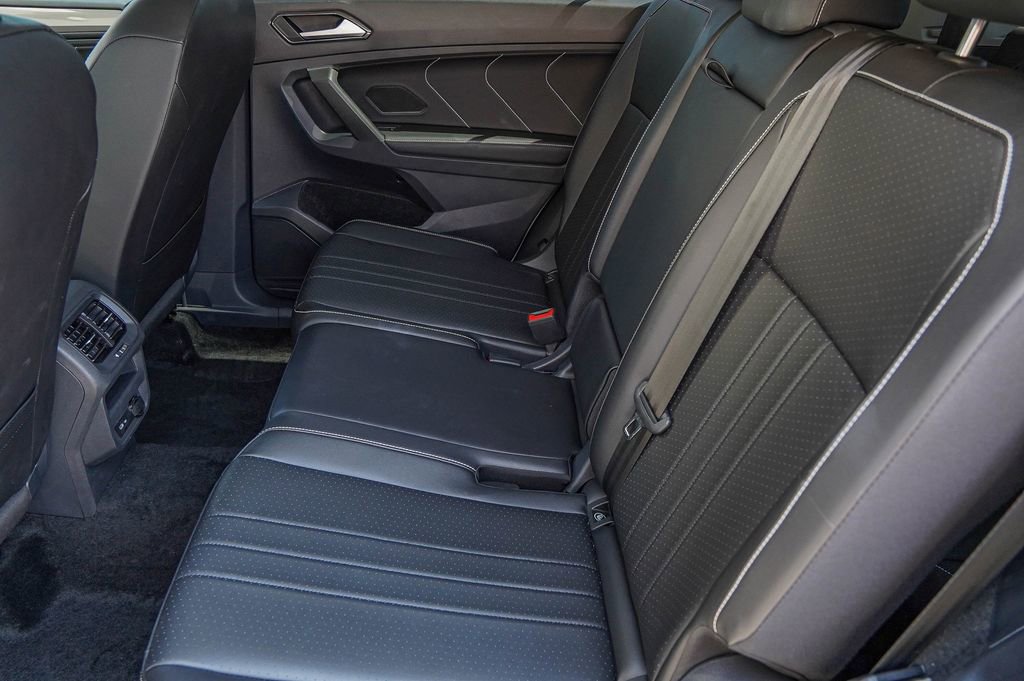 Used 2024 Volkswagen Tiguan SE image 30