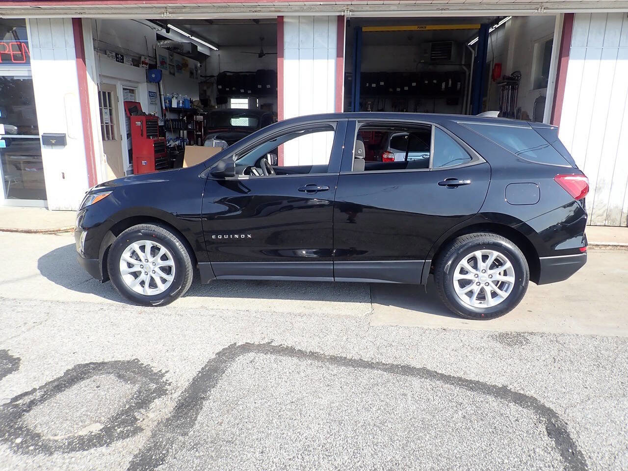 Used 2018 Chevrolet Equinox LS image 17
