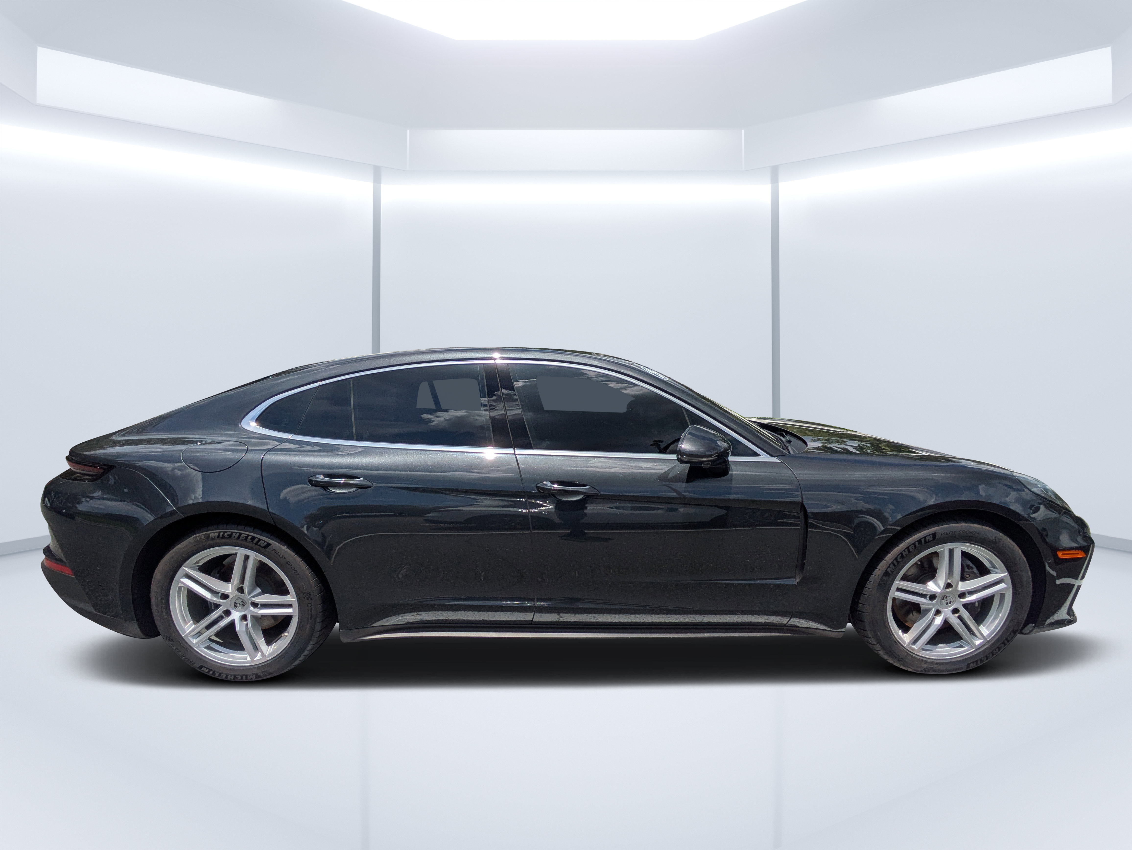 Used 2025 Porsche Panamera RWD image 2