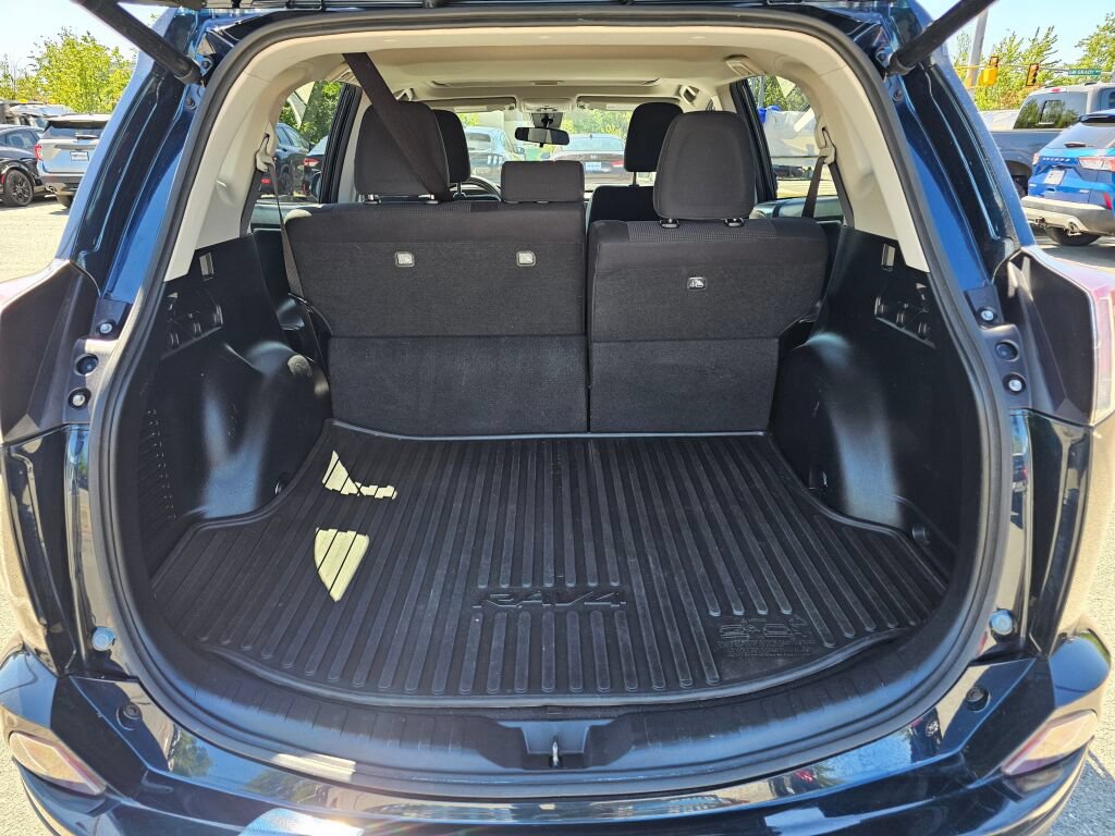 Used 2018 Toyota RAV4 XLE AWD/4WD image 10