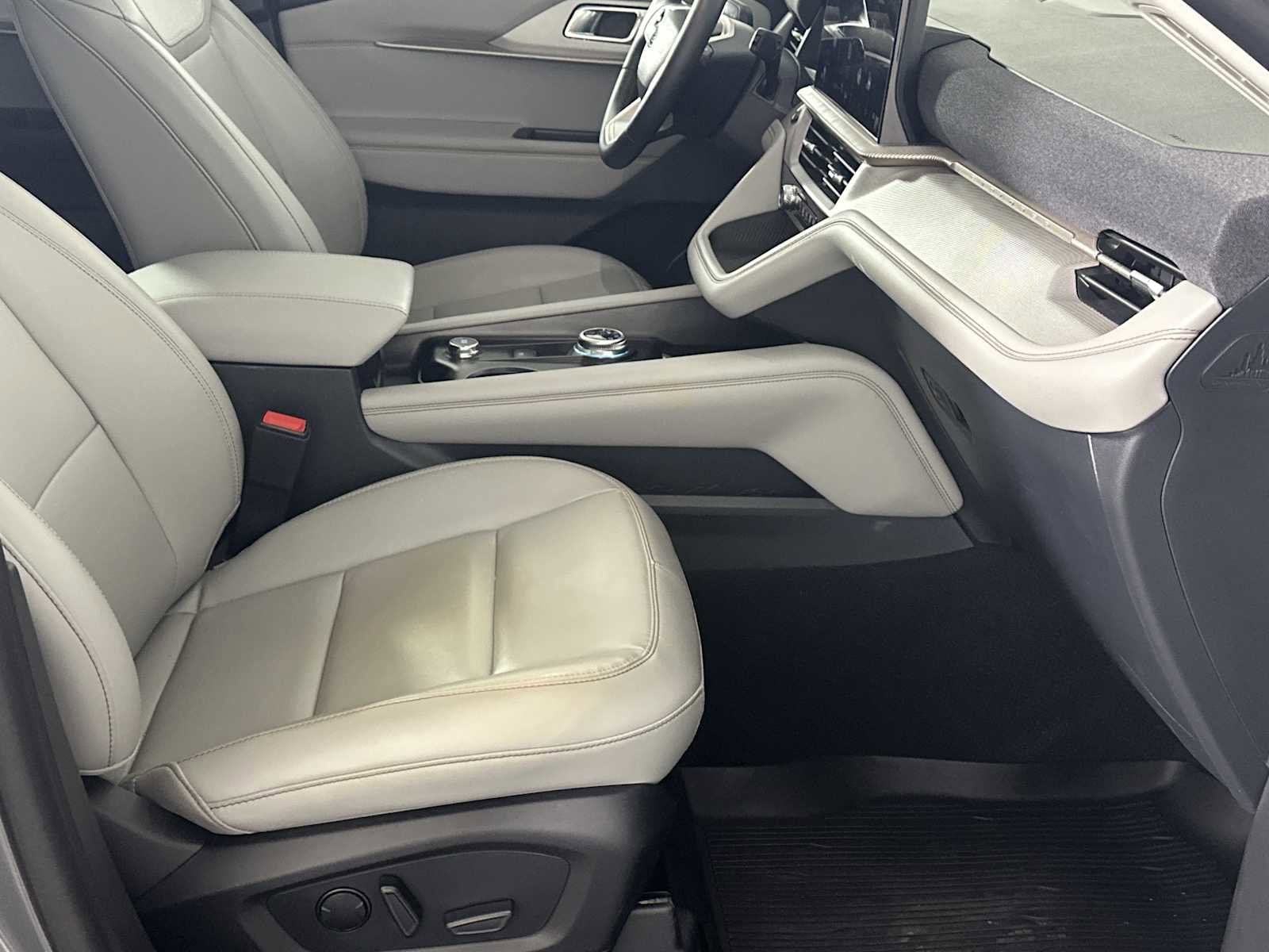Used 2025 Ford Explorer Active w/ Active Comfort Package RWD image 14