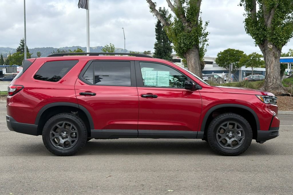 Used 2025 Honda Pilot TrailSport image 3