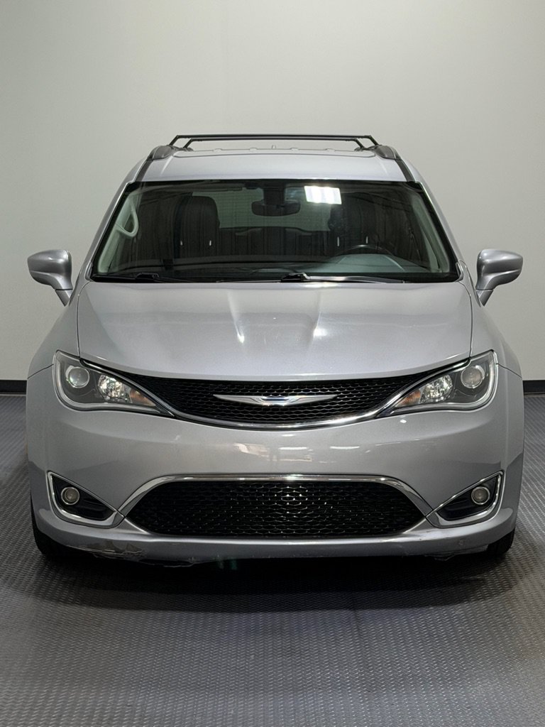 Used 2017 Chrysler Pacifica Touring-L FWD image 3