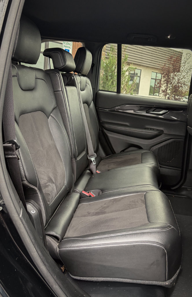 Used 2023 Jeep Grand Cherokee Altitude AWD/4WD image 25